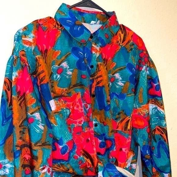 NWOT- Floral Brush Print, Pocket Front Button Up Blouse. 5️⃣✖️3️⃣0️⃣ - Picture 4 of 9